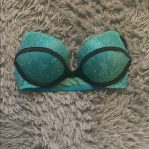 Victoria’s Secret bombshell plunge bra